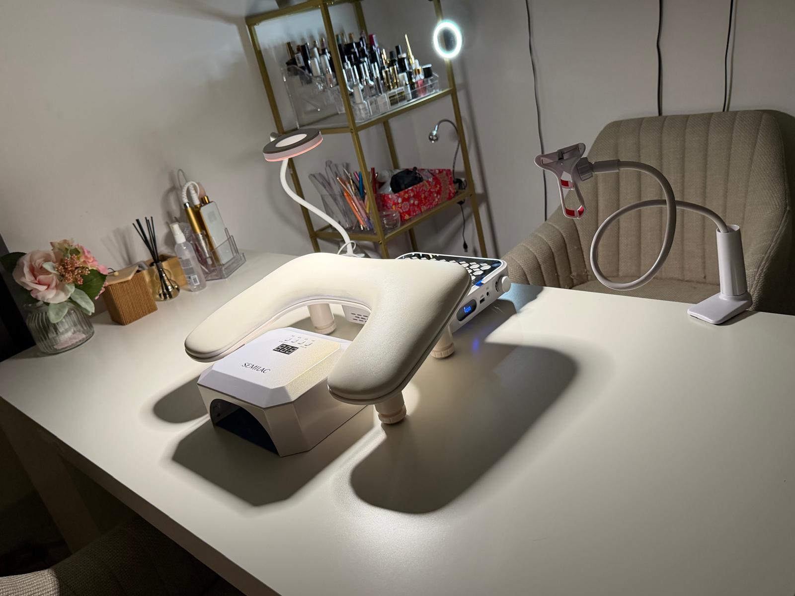 Espace de travail Vero Studio Nails - Table de manucure et lampe Semilac
